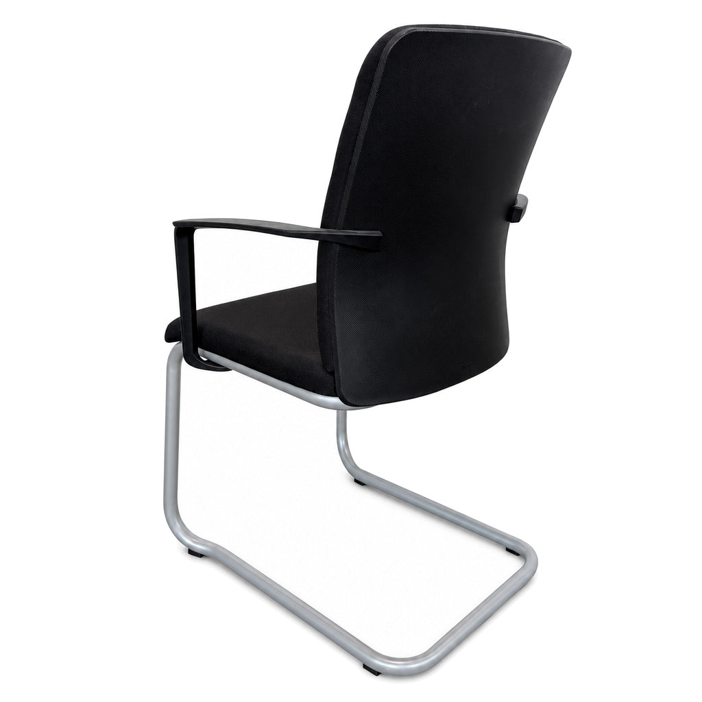 Steelcase Northside Freischwinger mit schwarzer Polsterung und silbernem Freischwinger-Gestell.