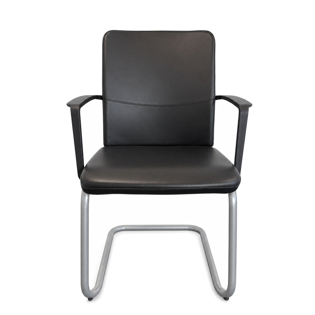 Steelcase Northside Freischwinger mit schwarzem Lederbezug und silbernem Metall-Freischwingergestell.