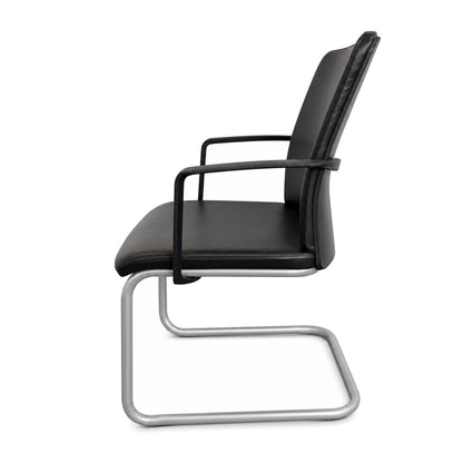 Steelcase Northside Freischwinger mit schwarzem Lederbezug und silbernem Metallgestell in Seitenansicht.