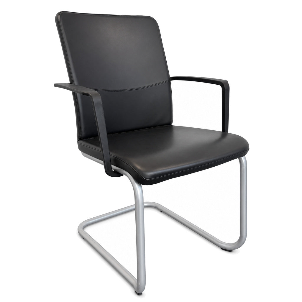 Steelcase Northside Freischwinger mit schwarzem Lederpolster und silbernem Metall-Freischwingergestell.