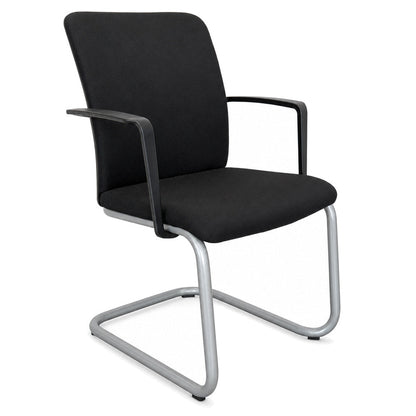 Steelcase Northside Freischwinger mit schwarzem Polster und silbernem Freischwinger-Gestell aus Metall.