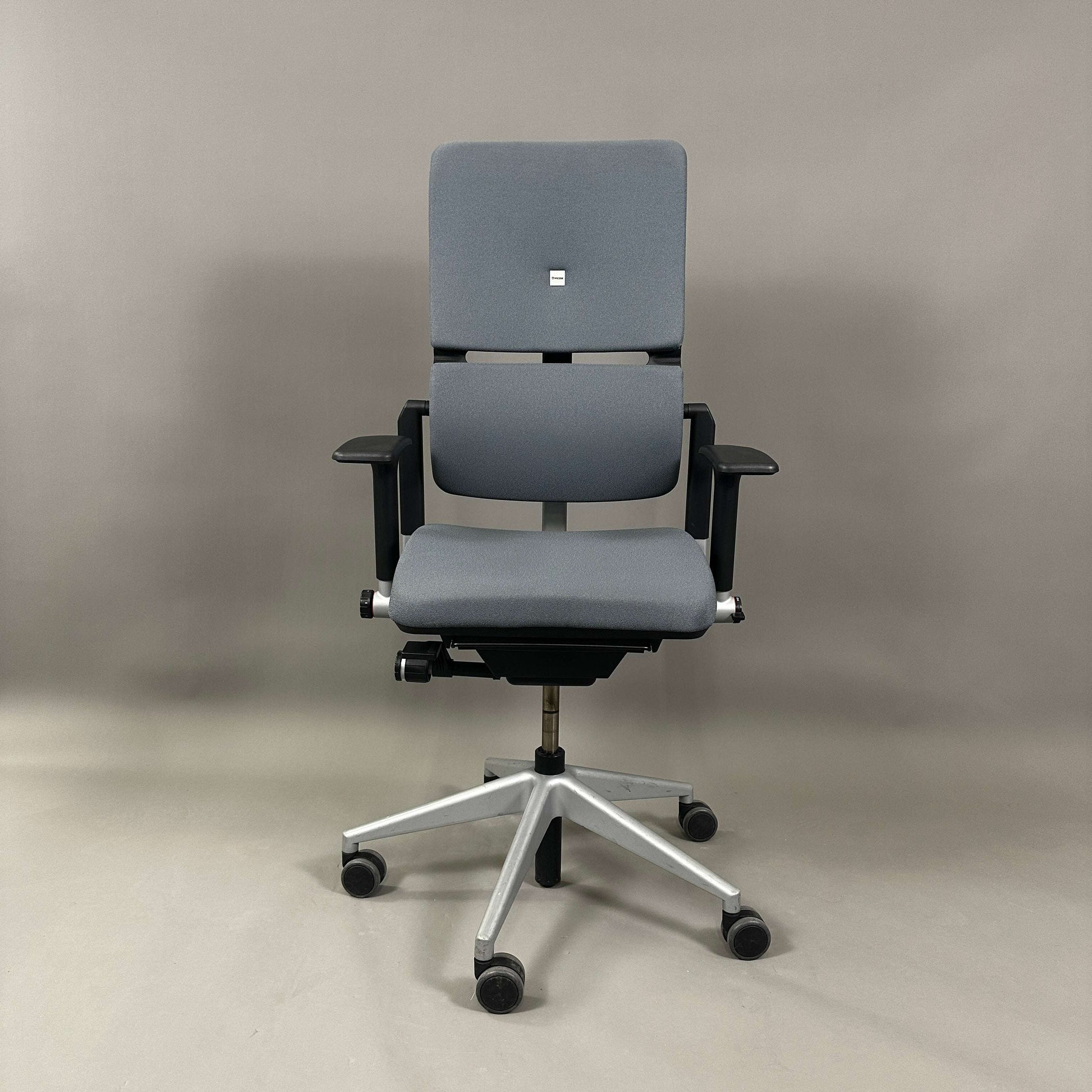 Steelcase Please Bürostuhl grau mit silber lackiertem Metallgestell, ergonomisch, höhenverstellbar, mit Lordosenstütze und Armlehnen.