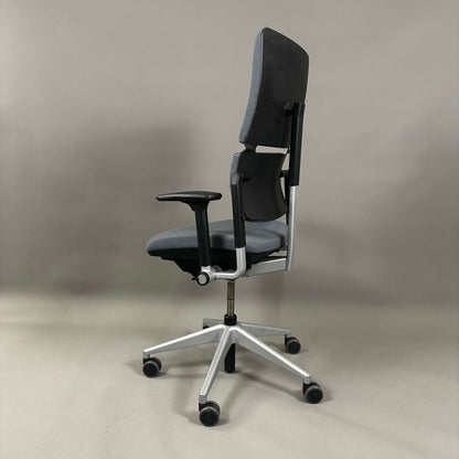 Steelcase Please Bürostuhl grau mit silbernem Metallgestell und ergonomischen Einstellmöglichkeiten von Sitzhöhe, Sitztiefe, Lordosenstütze und Armlehnen.