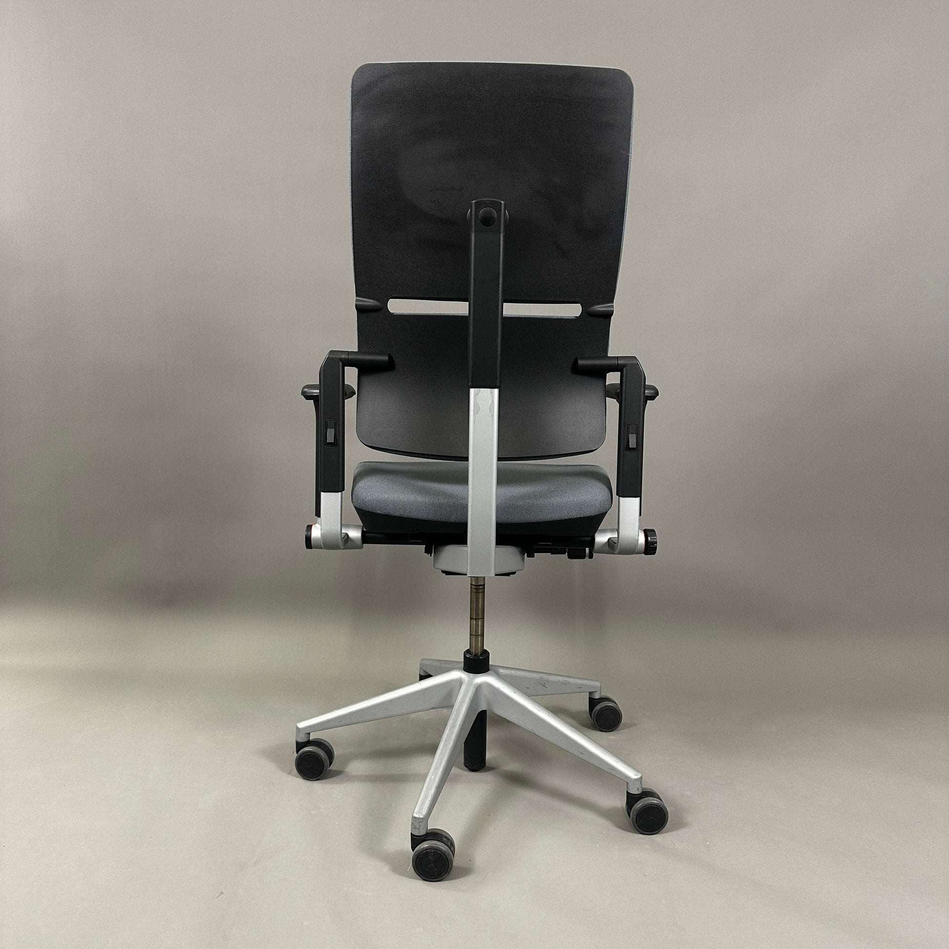 Steelcase Please ergonomischer grauer Bürostuhl mit silber lackiertem Metallgestell und verstellbaren Funktionen