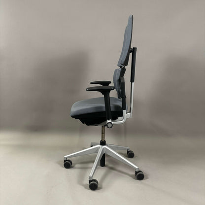 Ergonomischer Steelcase Please Bürostuhl in Grau mit silbernem Metallgestell und verstellbaren Armlehnen und Rückenlehne