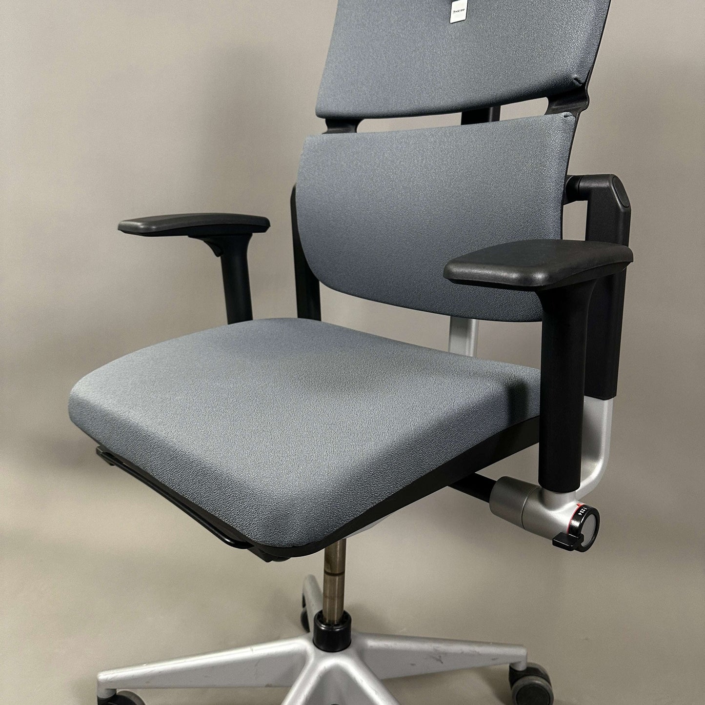 Steelcase Please Bürostuhl grau mit höhenverstellbarer Rückenlehne und Armlehnen, ergonomischer Sitzkomfort mit Lordosenstütze und stufenloser Sitz- und Rückenverstellung