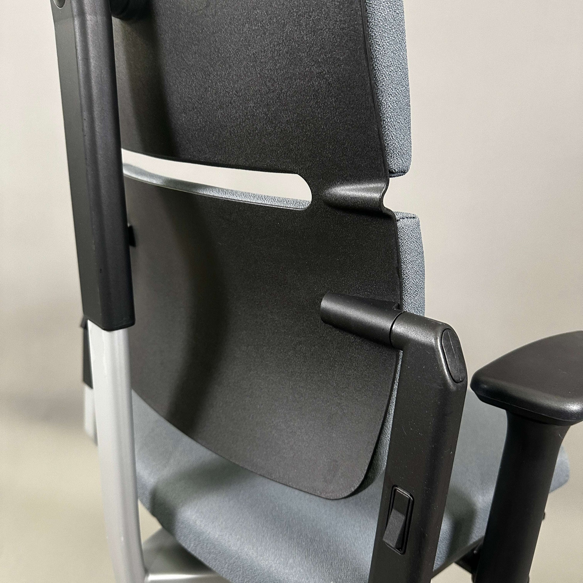 Steelcase Please ergonomischer grauer Bürostuhl mit silber lackiertem Metallgestell und verstellbarer Rückenlehne