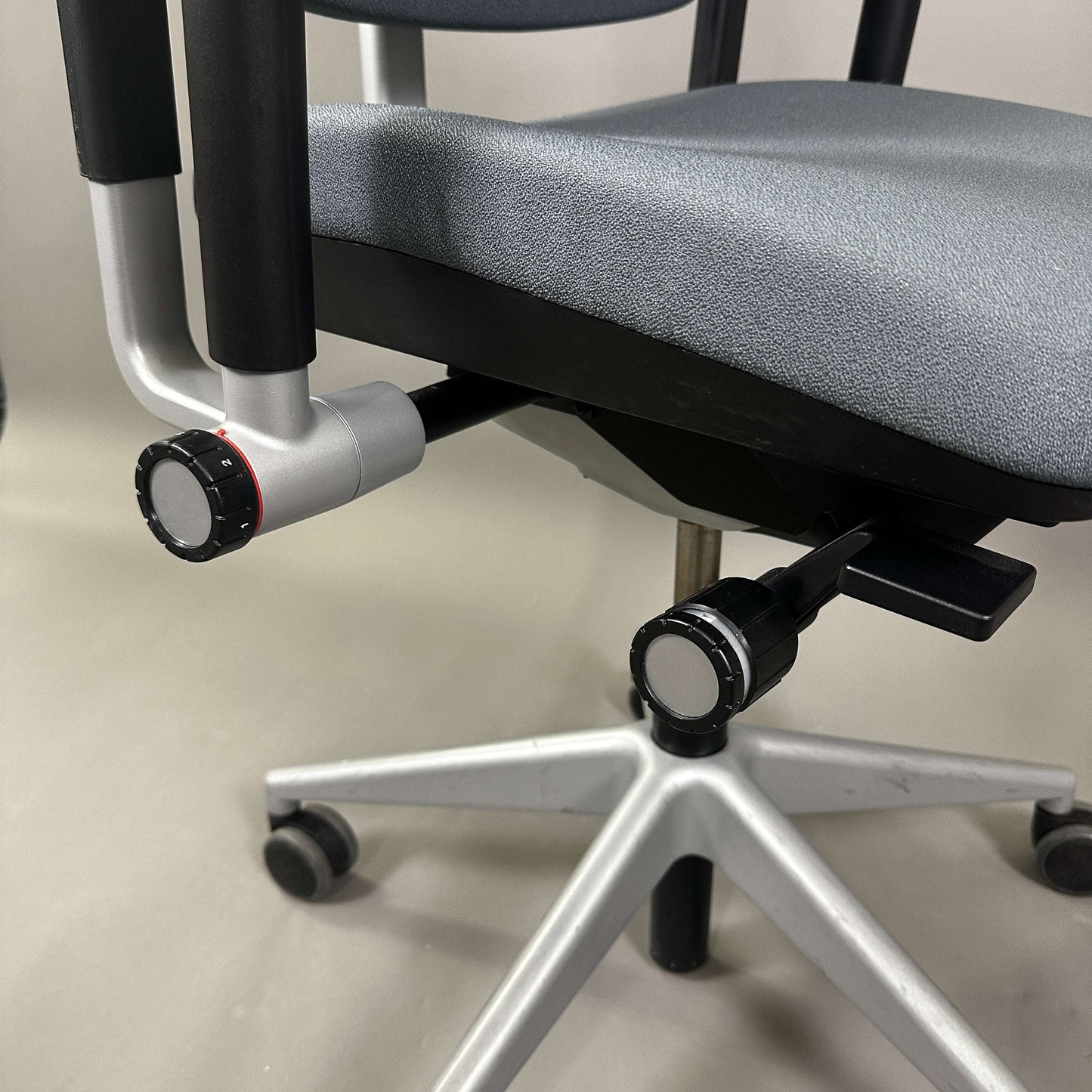 Ergonomischer Steelcase Please Bürostuhl grau mit silbernem Metallgestell und vielfältigen Einstellfunktionen