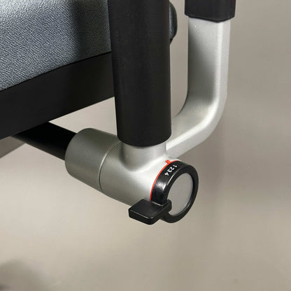 Nahaufnahme des verstellbaren Mechanismus des Steelcase Please Bürostuhls mit silbernem Metallgestell und grauem Bezug