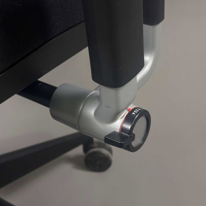 Detailaufnahme des Einstellhebels eines schwarzen Steelcase Please V2 Bürostuhls mit verstellbarer Rückenlehne und Armlehnen