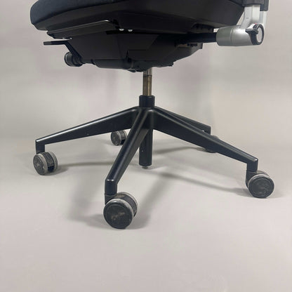 drehbarer schwarzer Steelcase Please Bürostuhl mit fünf Rollen und höhenverstellbarer Rückenlehne