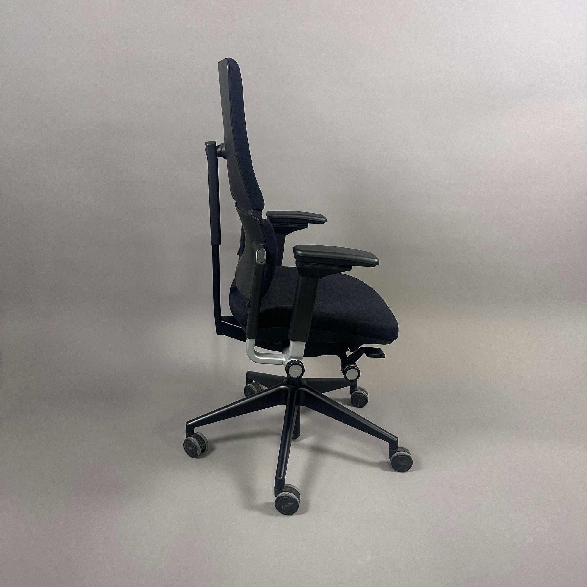 Schwarzer ergonomischer Steelcase Please Bürostuhl mit verstellbaren Armlehnen und Rückenlehne, Sitztiefenfederung und Lumbalunterstützung.