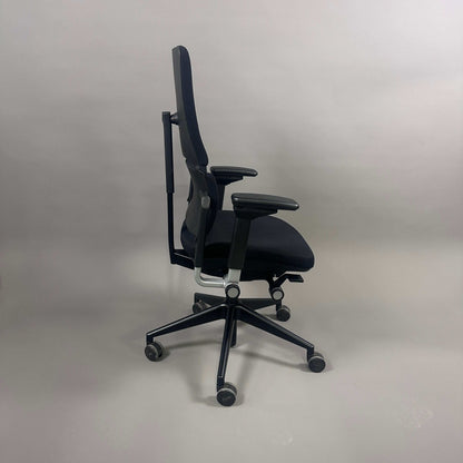 Schwarzer ergonomischer Steelcase Please Bürostuhl mit verstellbaren Armlehnen und Rückenlehne, Sitztiefenfederung und Lumbalunterstützung.