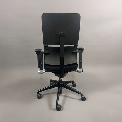 Steelcase Please Bürostuhl schwarz mit verstellbarer Rückenlehne und Armlehnen von hinten fotografiert