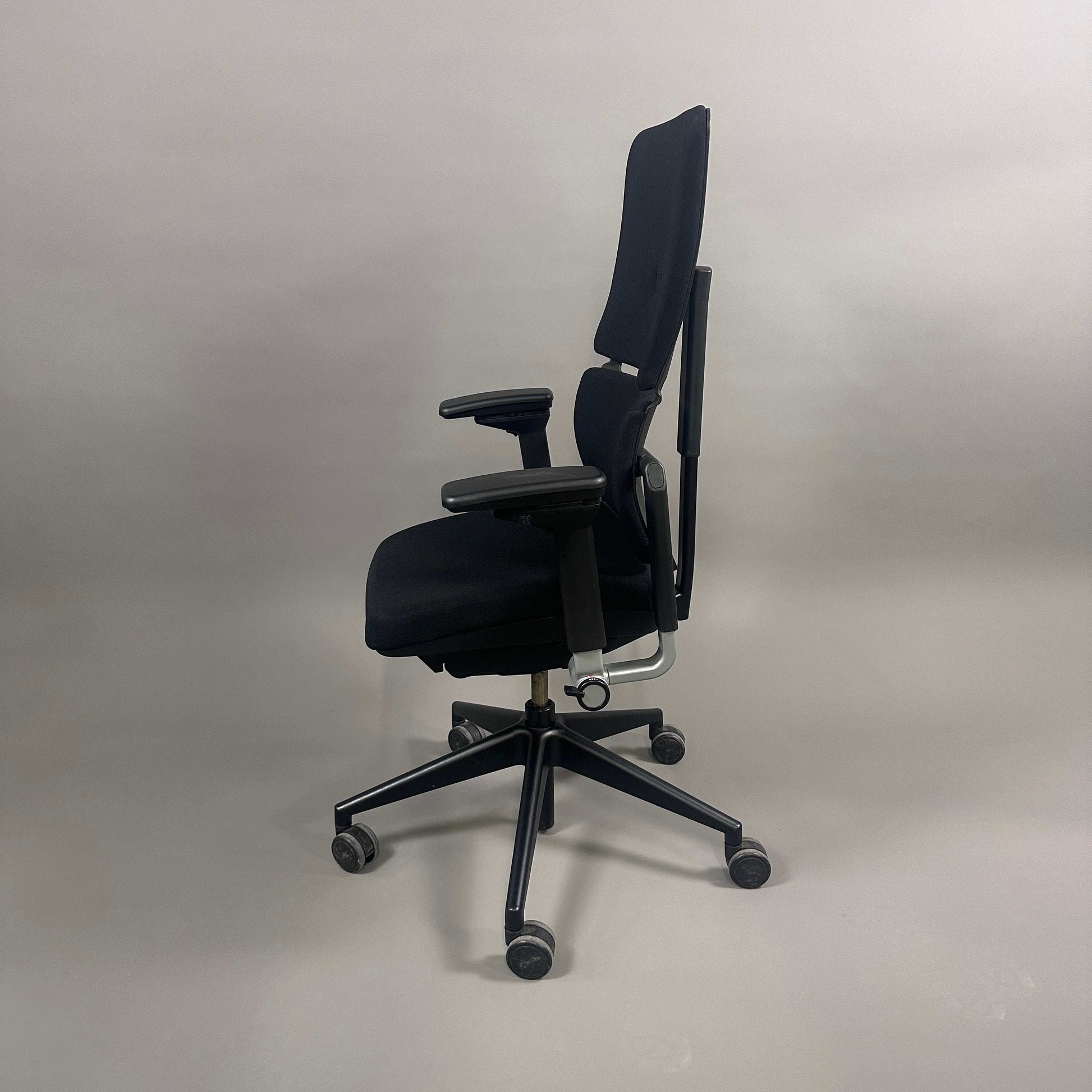Schwarzer Steelcase Please Bürostuhl mit höhenverstellbarer Rückenlehne und Armlehnen, Lumbalstütze und Drehfuß mit Rollen