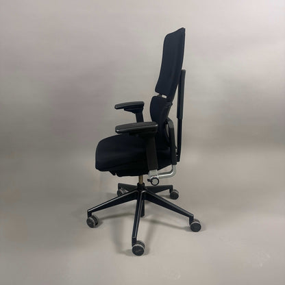 Schwarzer Steelcase Please Bürostuhl mit höhenverstellbarer Rückenlehne und Armlehnen, Lumbalstütze und Drehfuß mit Rollen