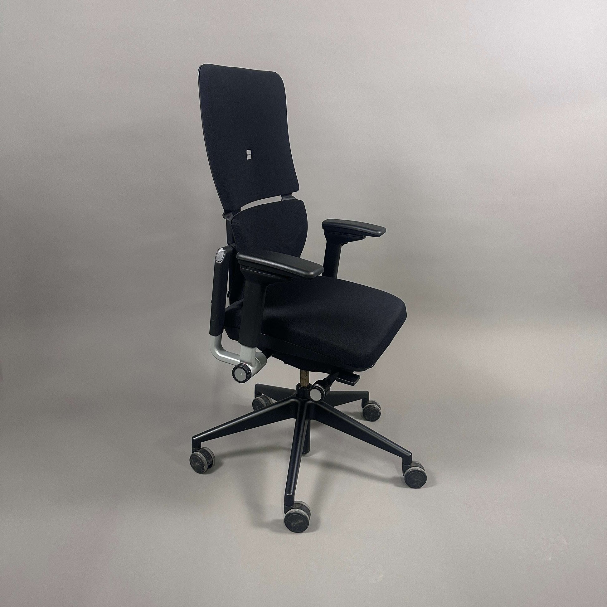 Schwarzer Steelcase Please V2 Bürostuhl mit höhenverstellbarer Rückenlehne und Armlehnen, Sitztiefenfederung und Lumbalunterstützung.