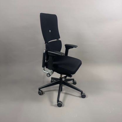 Schwarzer Steelcase Please V2 Bürostuhl mit höhenverstellbarer Rückenlehne und Armlehnen, Sitztiefenfederung und Lumbalunterstützung.