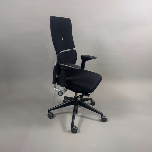 Schwarzer Steelcase Please V2 Bürostuhl mit höhenverstellbarer Rückenlehne und Armlehnen, Sitztiefenfederung und Lumbalunterstützung.