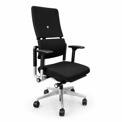 Ergonomischer Steelcase Please Bürostuhl in Schwarz mit verstellbaren Armlehnen und silbernem Fünfsternfußkreuz.