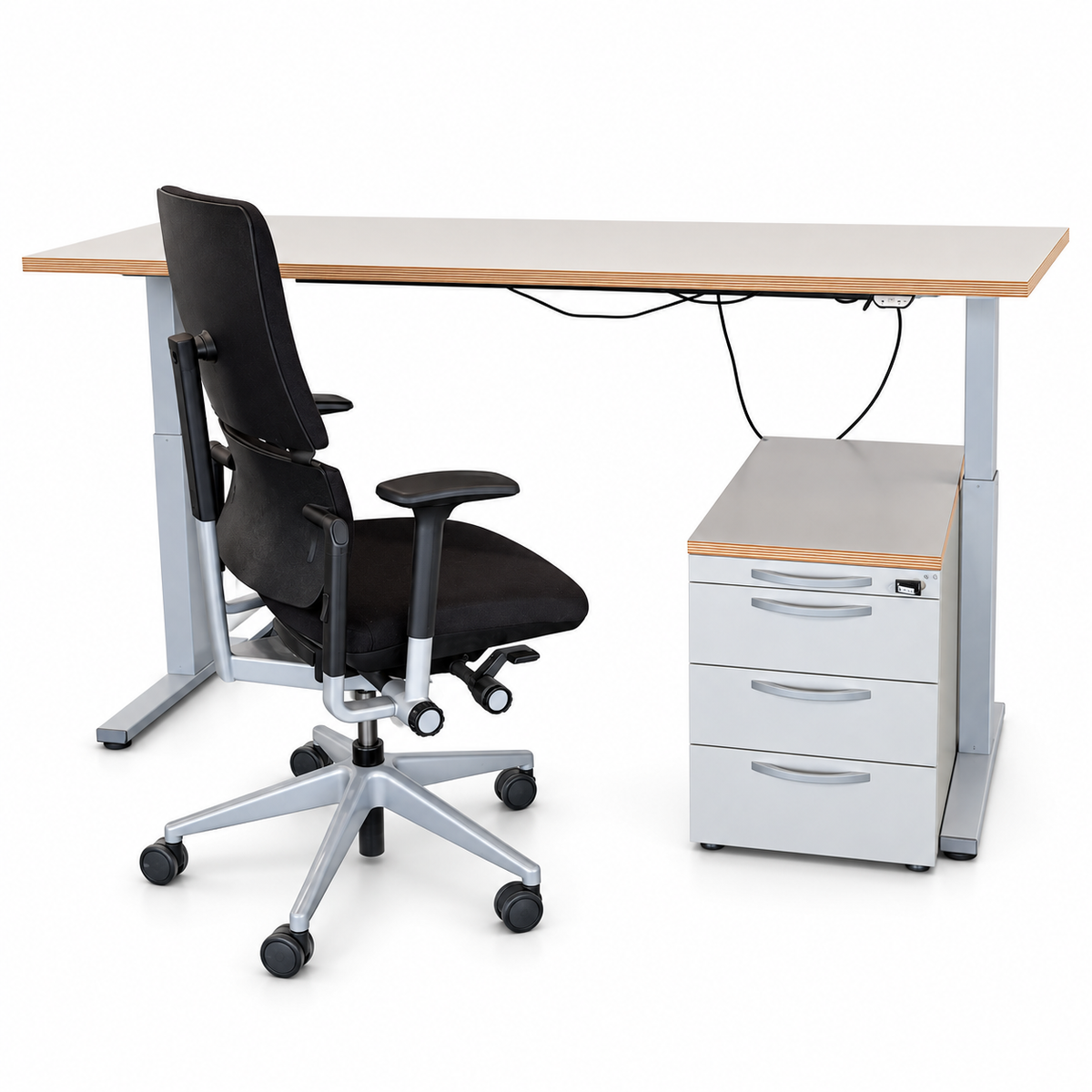 Steelcase Arbeitsplatz mit höhenverstellbarem Schreibtisch, schwarzem Please Bürostuhl und grauem Rollcontainer.