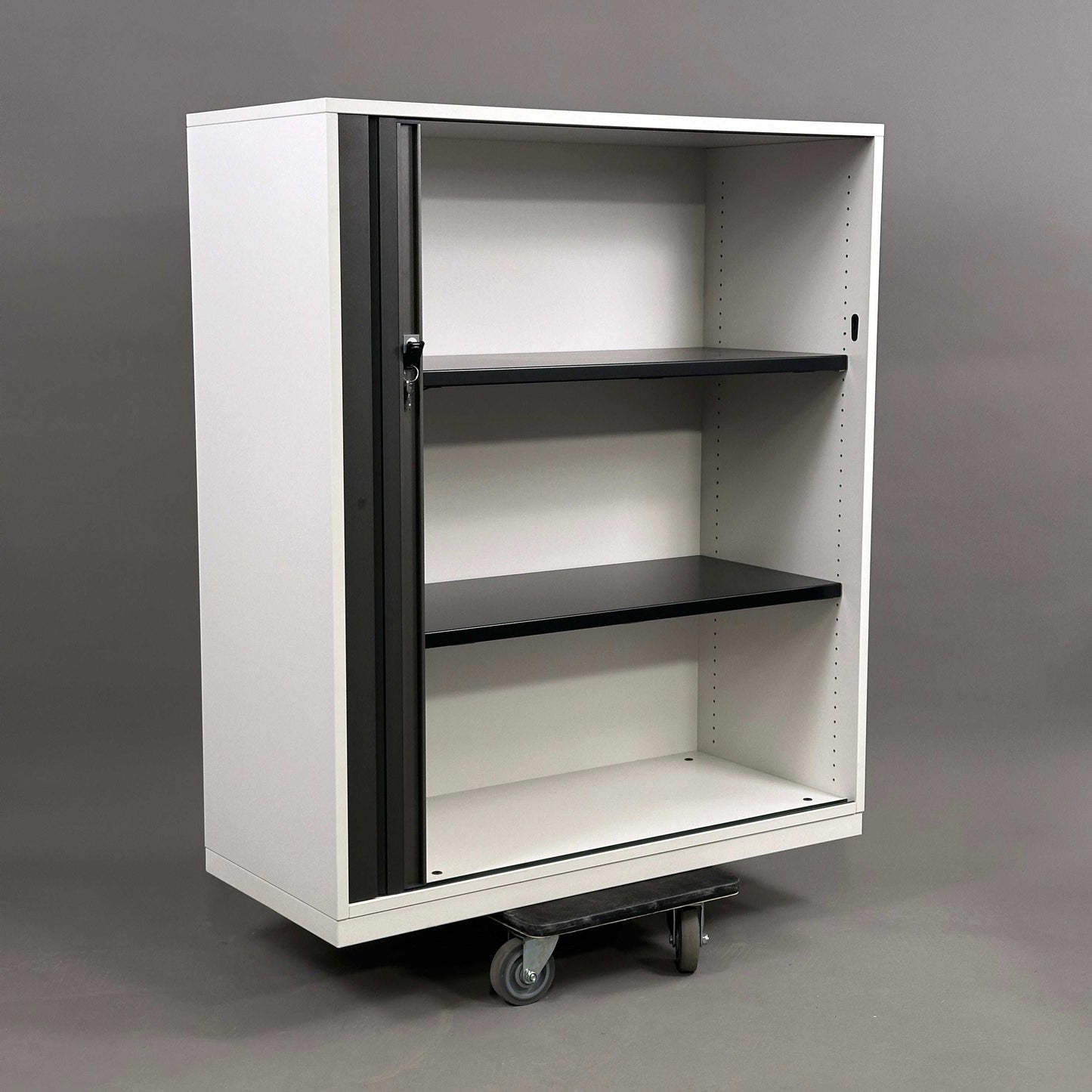 Steelcase Rolladenschrank 3OH weiß mit anthrazitgrauem Rolladen und höhenverstellbaren Metalleinlageböden auf Rollen