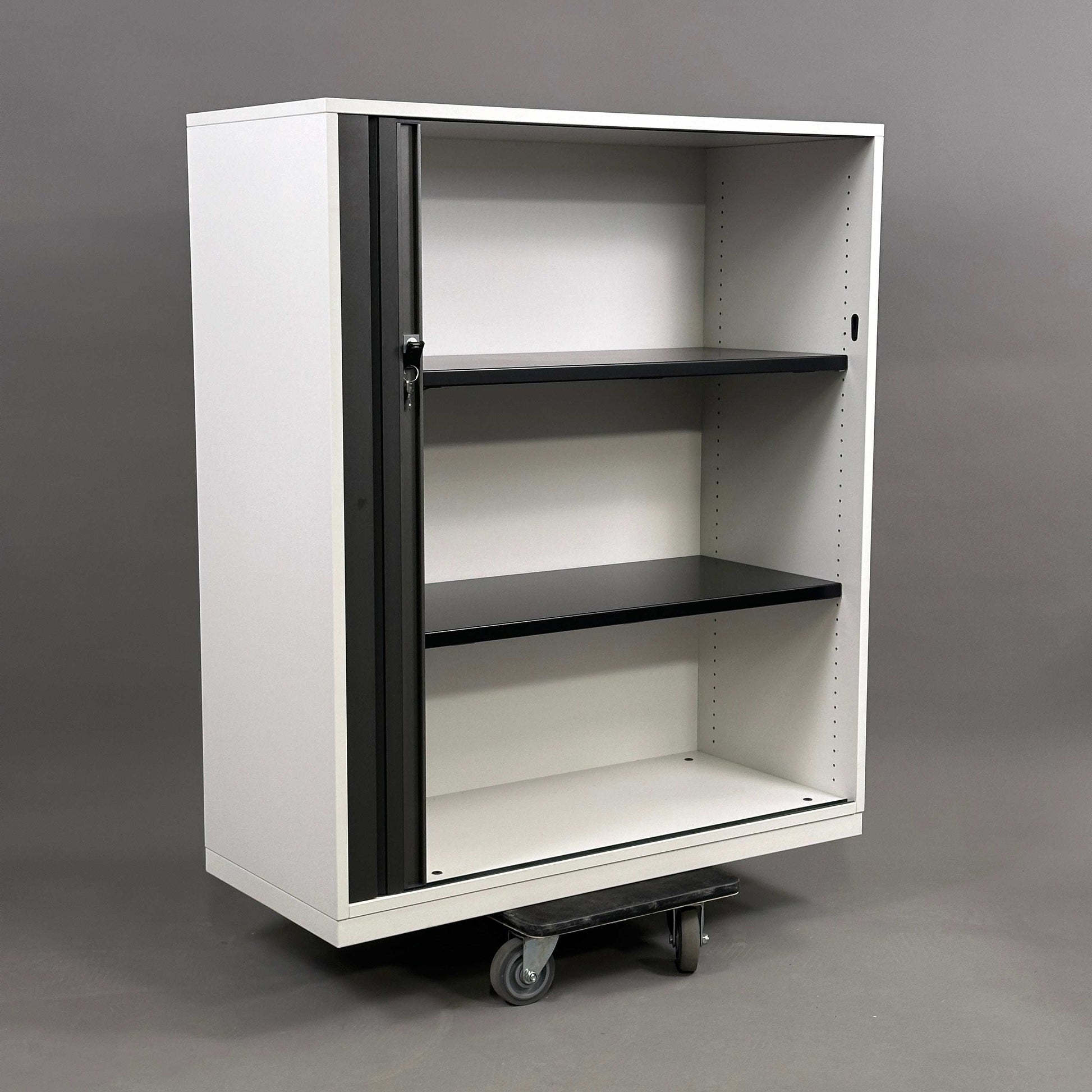 Steelcase Rolladenschrank 3OH weiß mit anthrazitgrauem Rolladen und höhenverstellbaren Metalleinlageböden auf Rollen