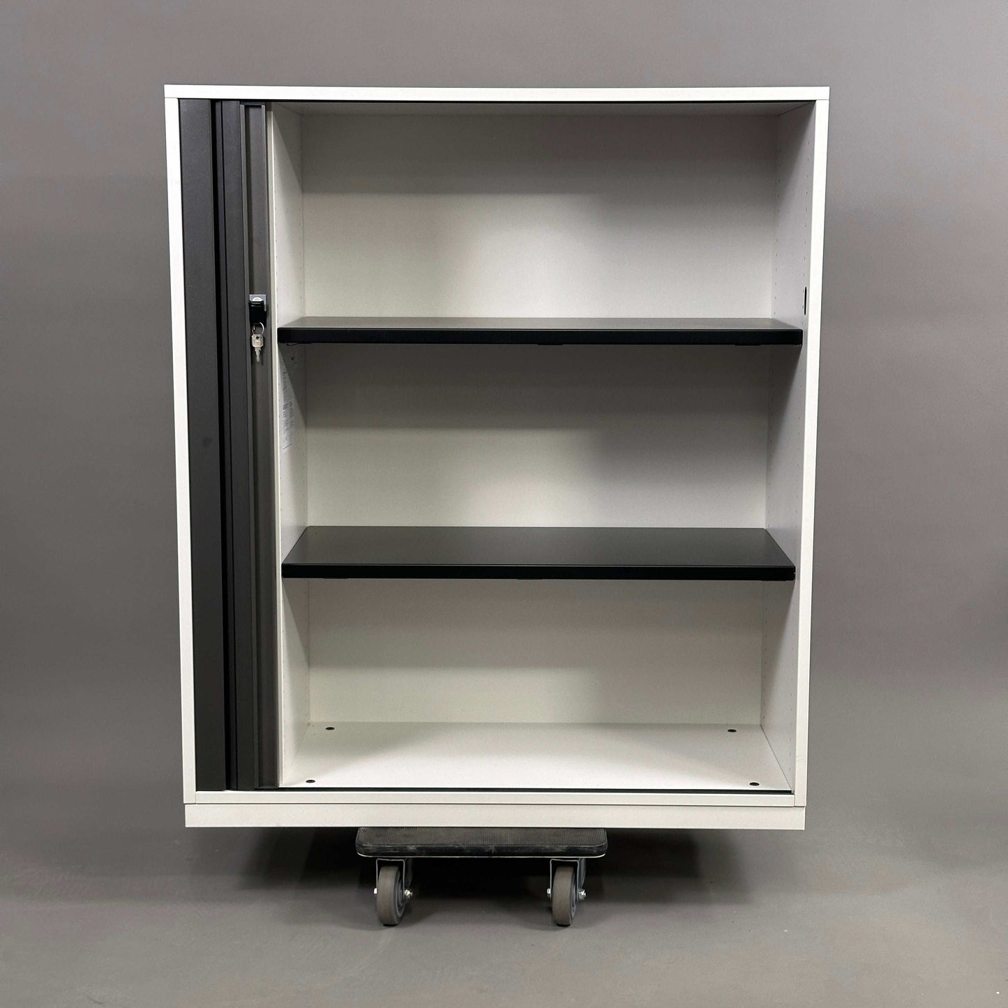 Steelcase Rolladenschrank weiß mit anthrazitgrauem Rollladentür, 3 höhenverstellbare Einlegeböden, abschließbar, 100cm breit auf Rollen