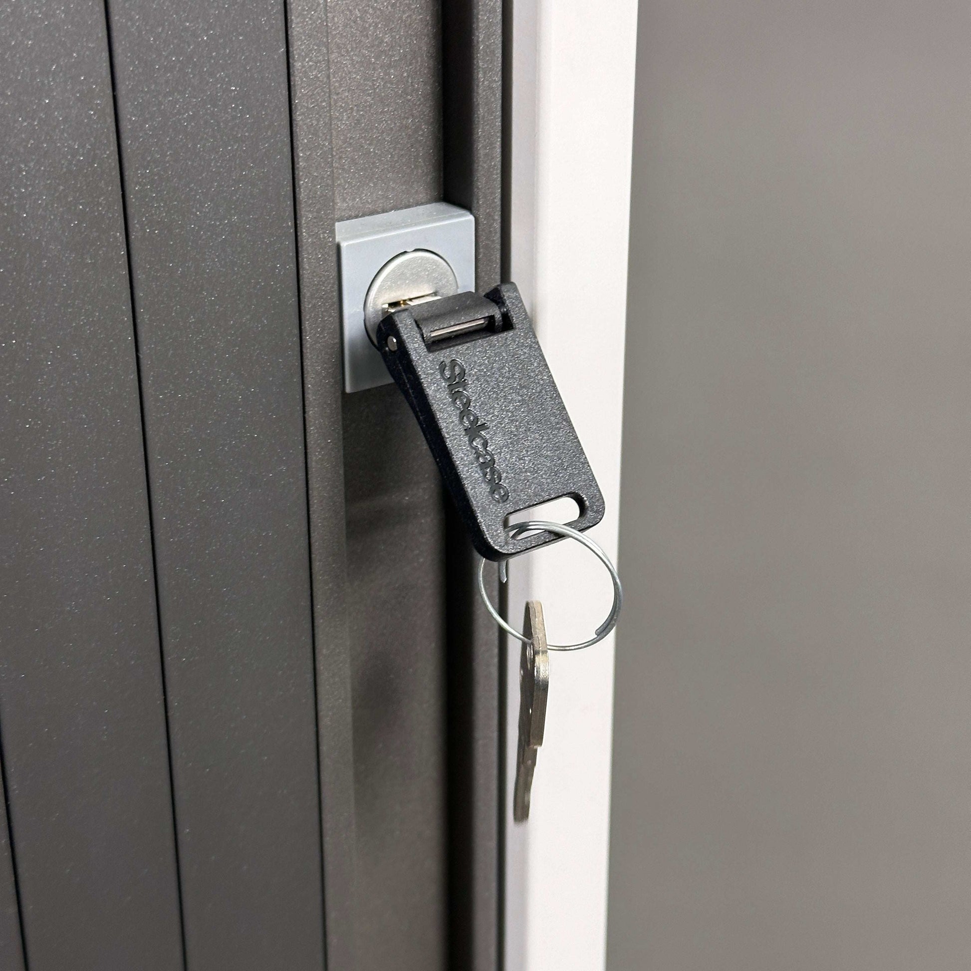 Schloss mit Schlüssel am Steelcase Rolladenschrank anthrazitgrau und weißem Korpus.