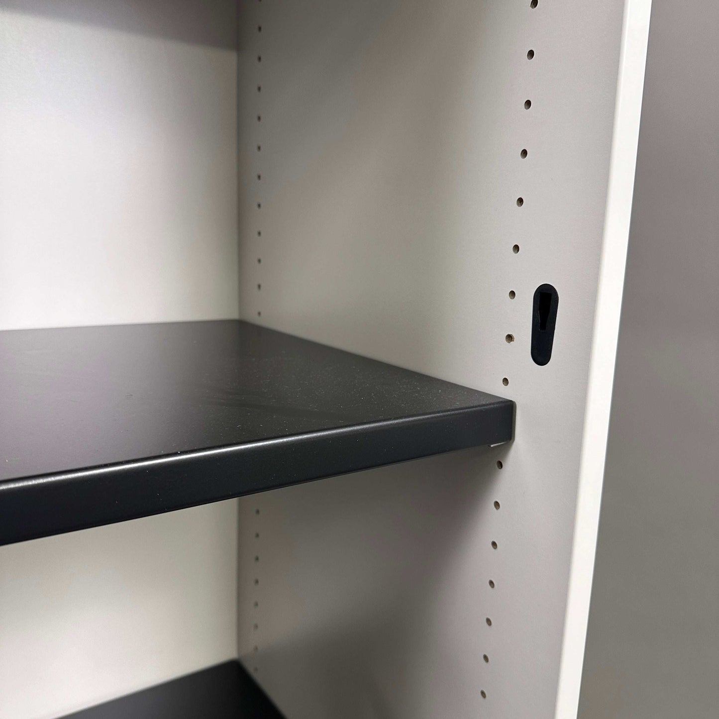 Steelcase Rolladenschrank 3OH in weiß mit anthrazitgrauem höhenverstellbarem Metalleinlegeboden