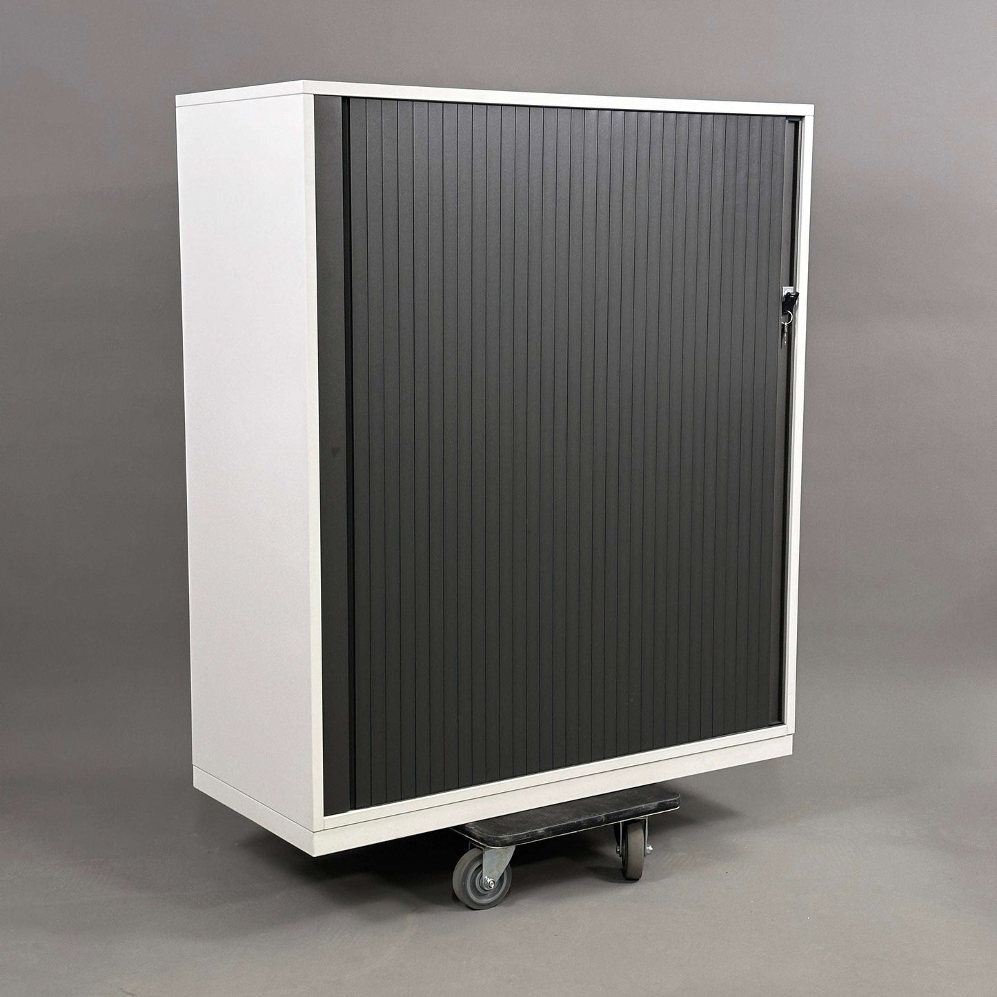 Steelcase Rolladenschrank 3OH weiß mit anthrazitgrauem Rolladen und abschließbarer Front auf Rollen