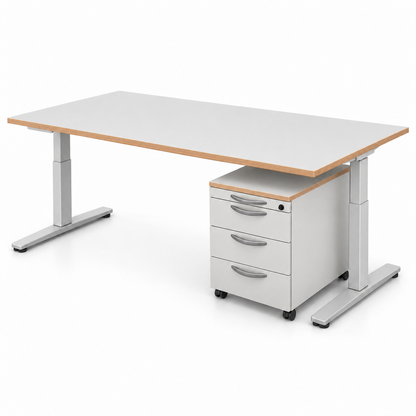 Steelcase Schreibtisch mit hellem Holzdekor und weißem Rollcontainer mit vier abschließbaren Schubladen auf Rollen.