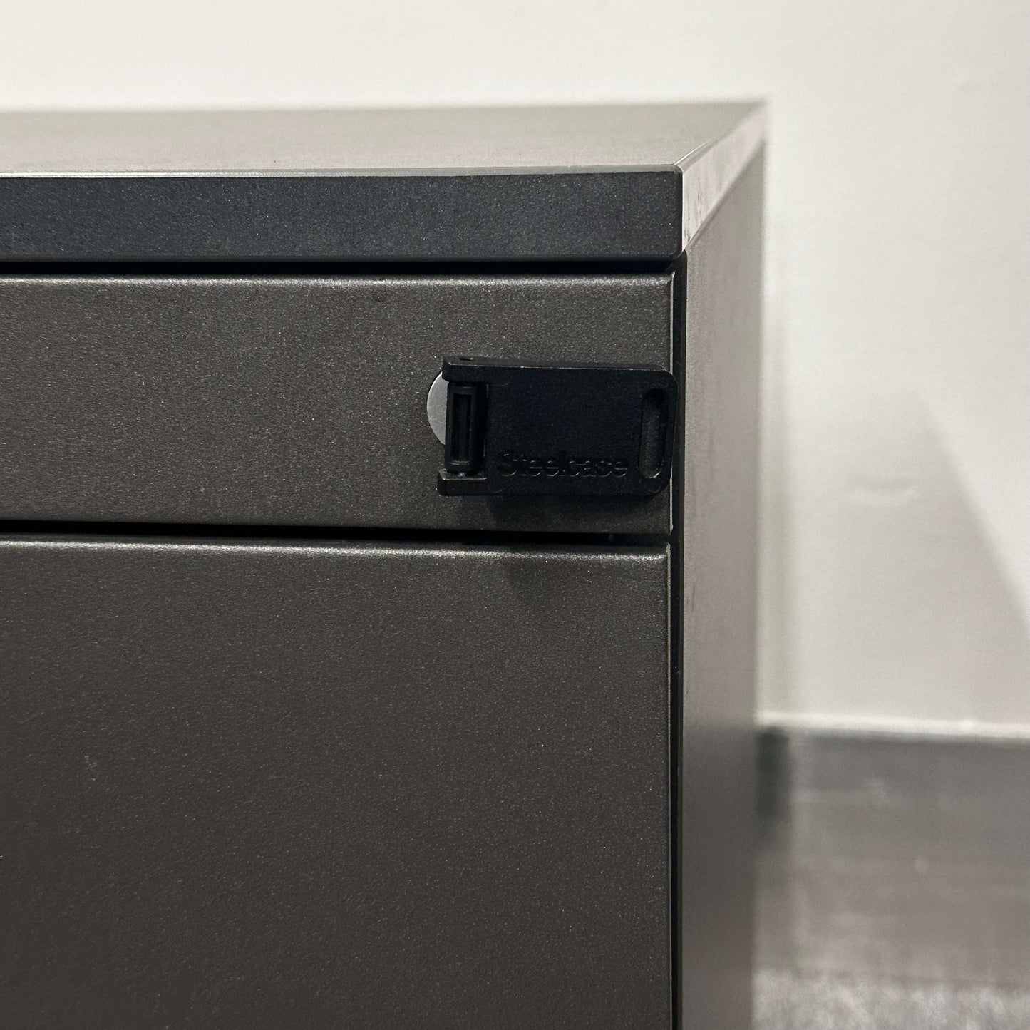 Steelcase Rollcontainer anthracite wood mobile storage unit with lock, 42x56x60cm