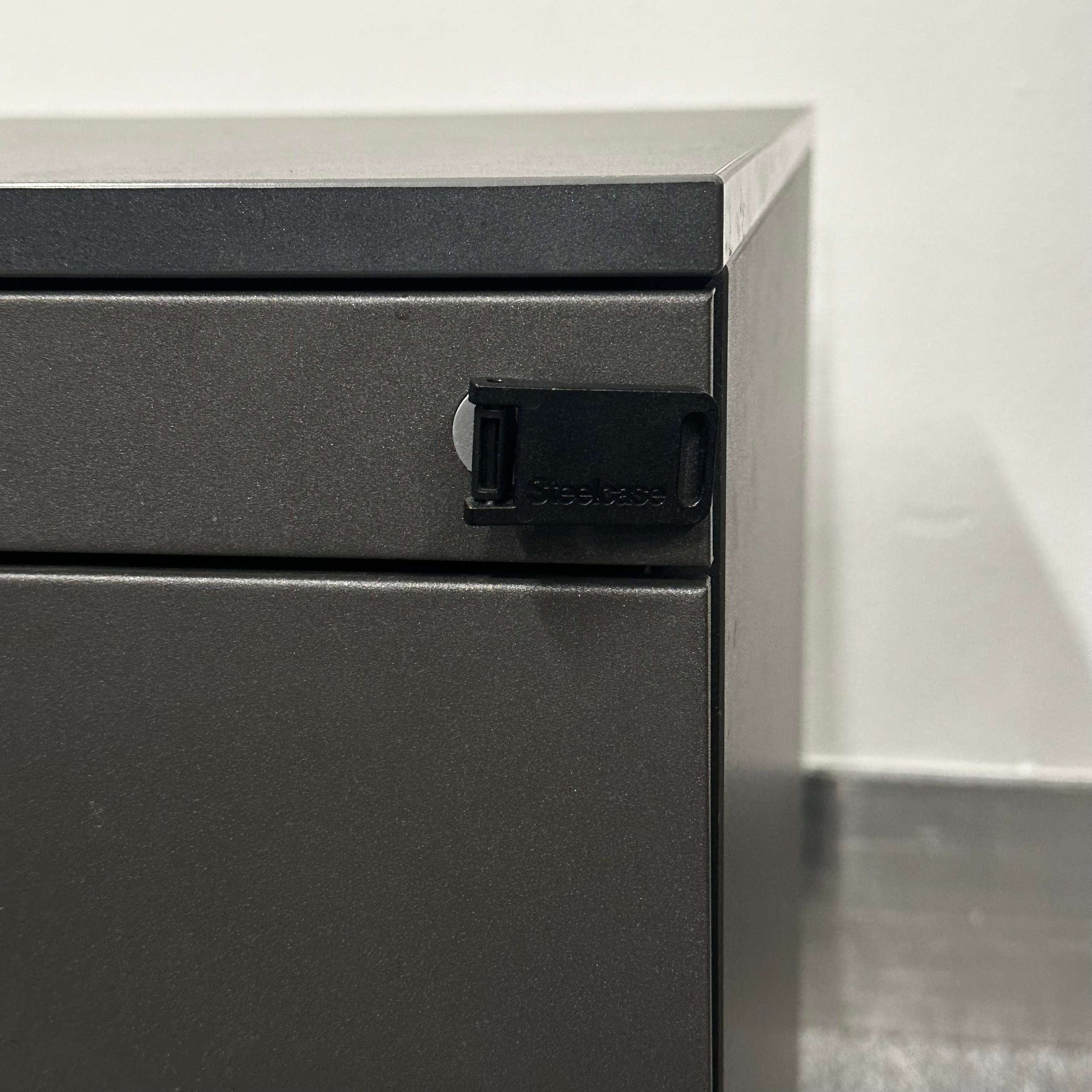 Steelcase Rollcontainer anthracite wood mobile storage unit with lock, 42x56x60cm