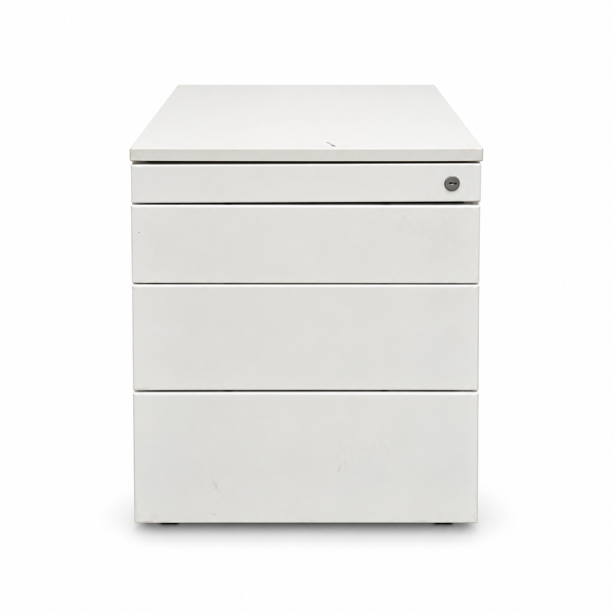 Weißer Steelcase Rollcontainer mit vier Schubladen, Stiftfach und Schloss auf 80 cm Tiefe vor weißem Hintergrund.