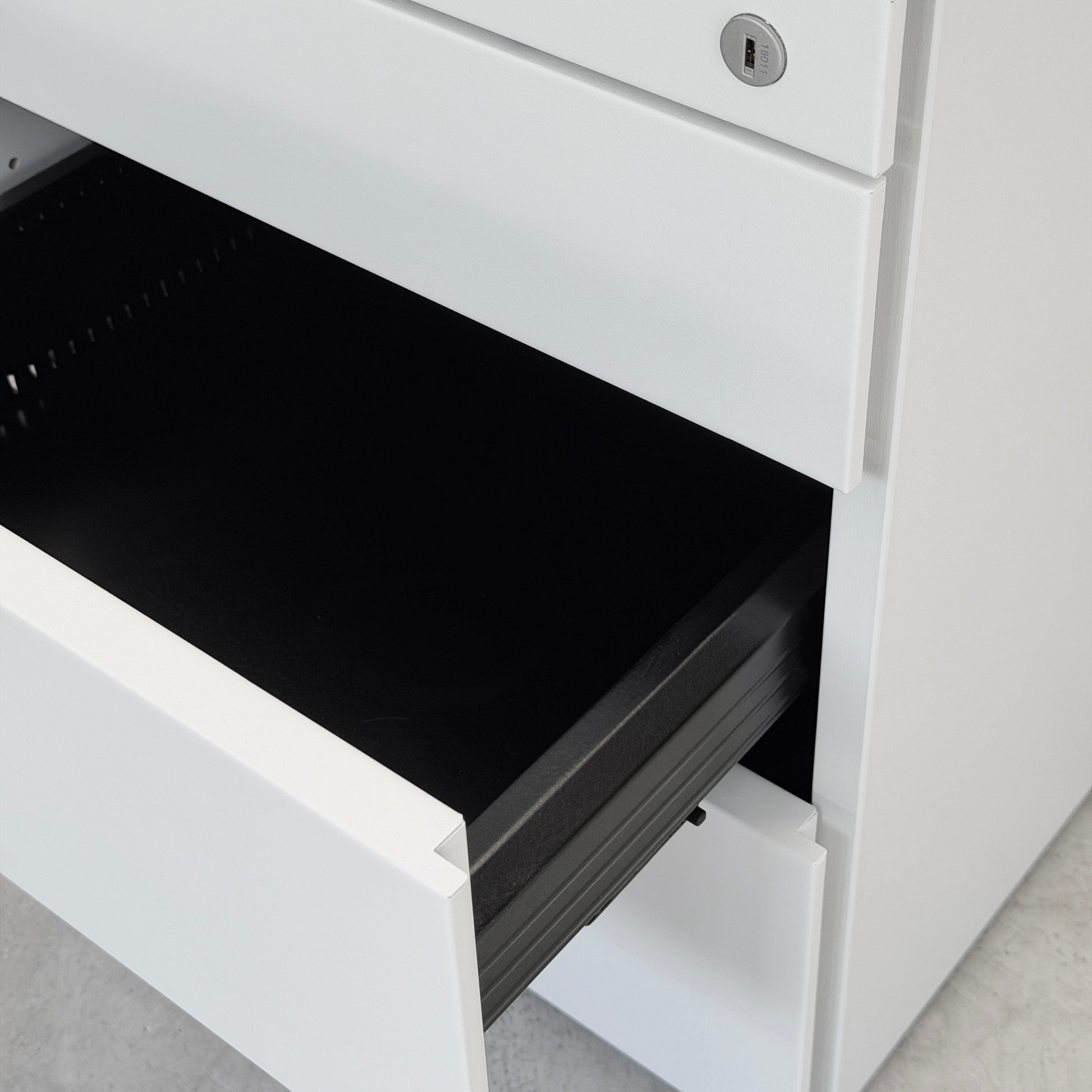Weißer Steelcase Rollcontainer mit einer offenen Schublade, abschließbar.