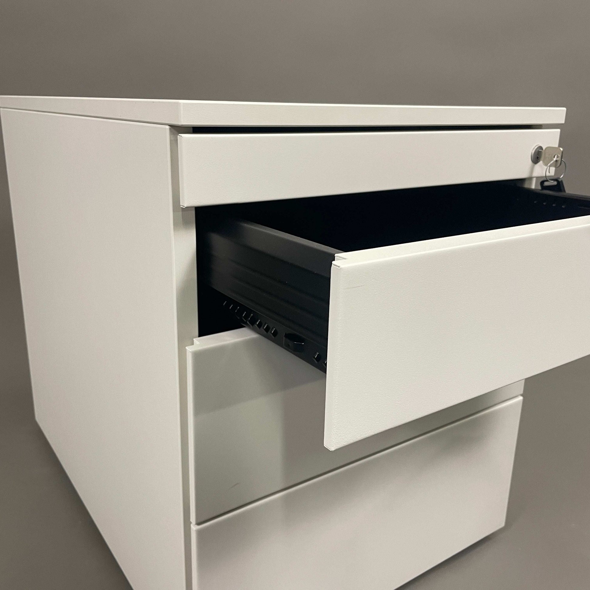 Weißer Steelcase Rollcontainer mit 4 abschließbaren Schubladen und offenen oberen Schubladen, Maße 50x42x60 cm