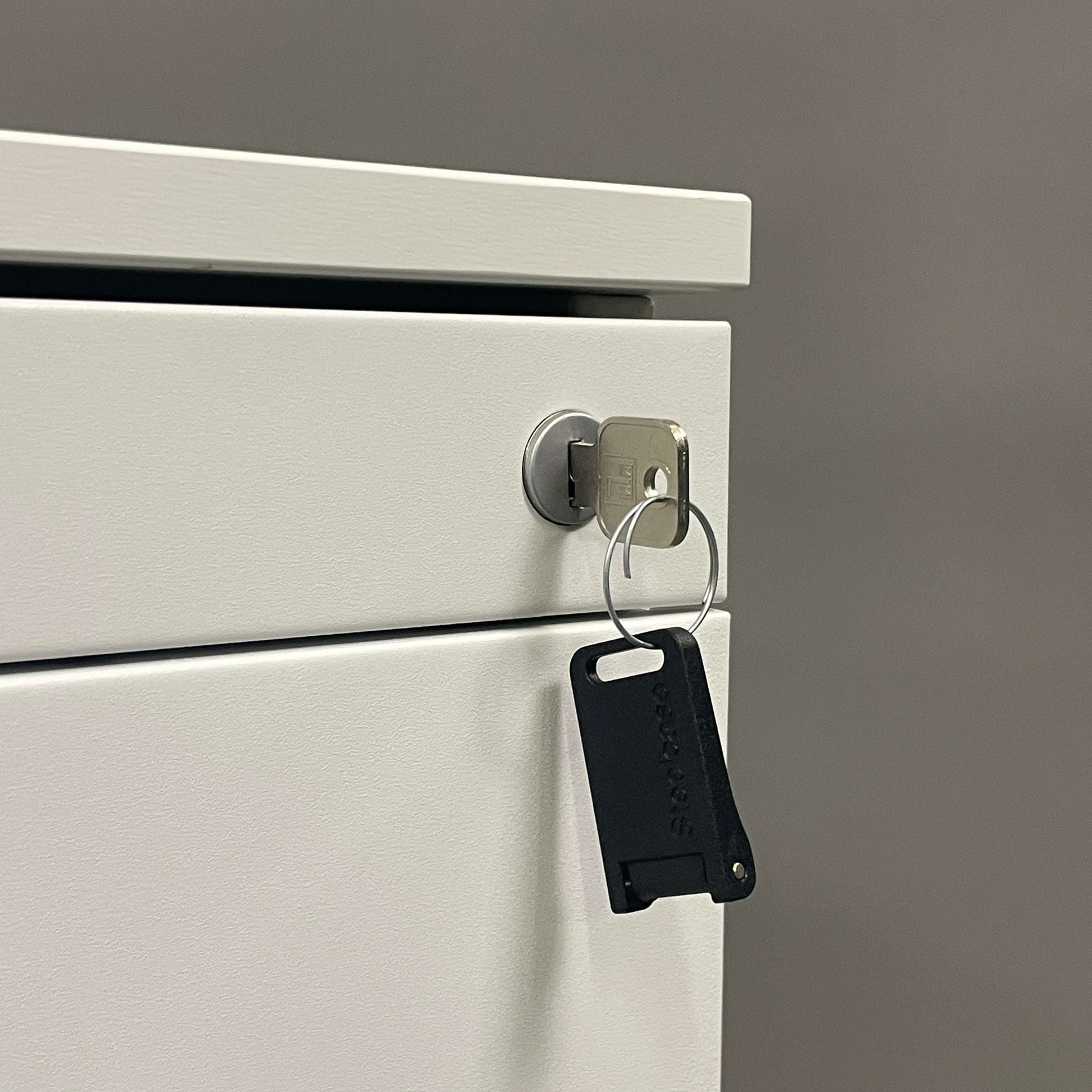 Steelcase Rollcontainer weiß mit vier abschließbaren Schubladen und Schlüssel in Schloss