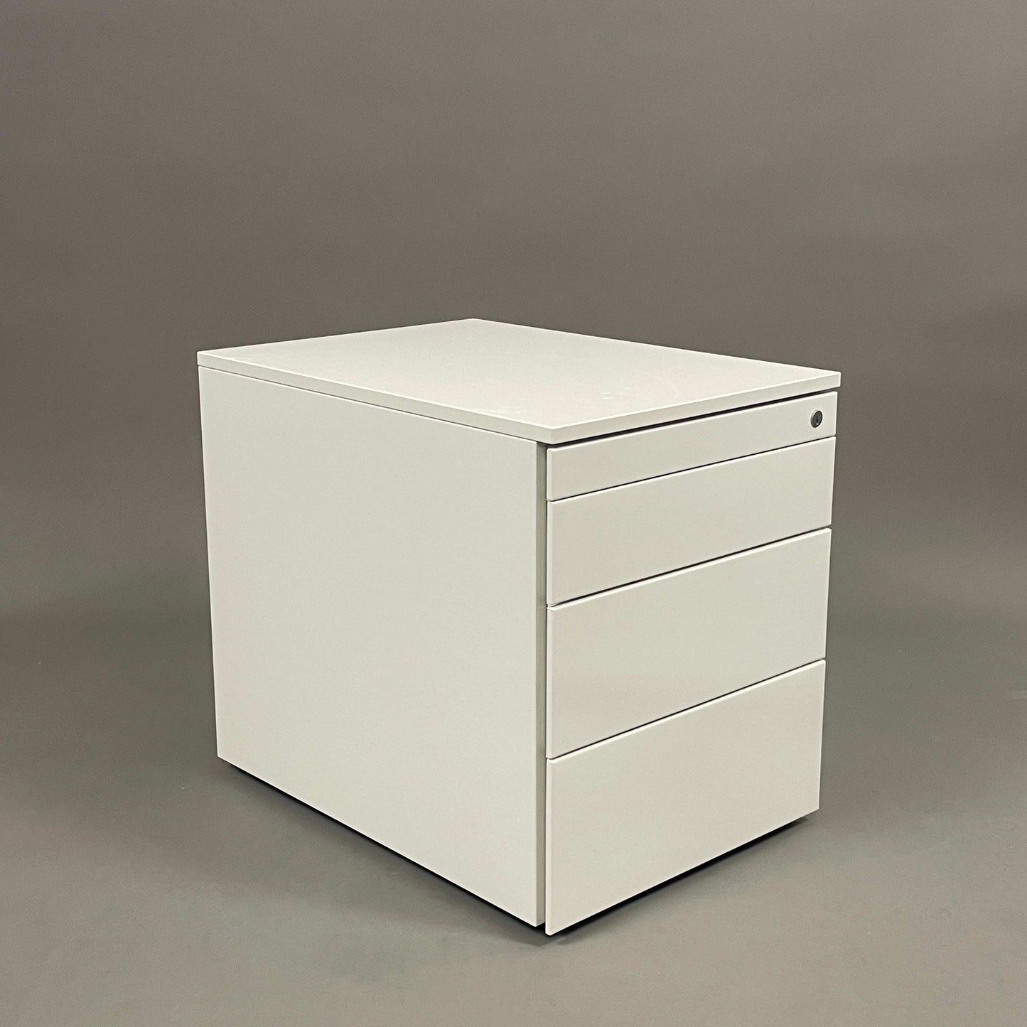 weißer Steelcase Rollcontainer mit 4 abschließbaren Schubladen und kompakten Maßen 50x42x60cm