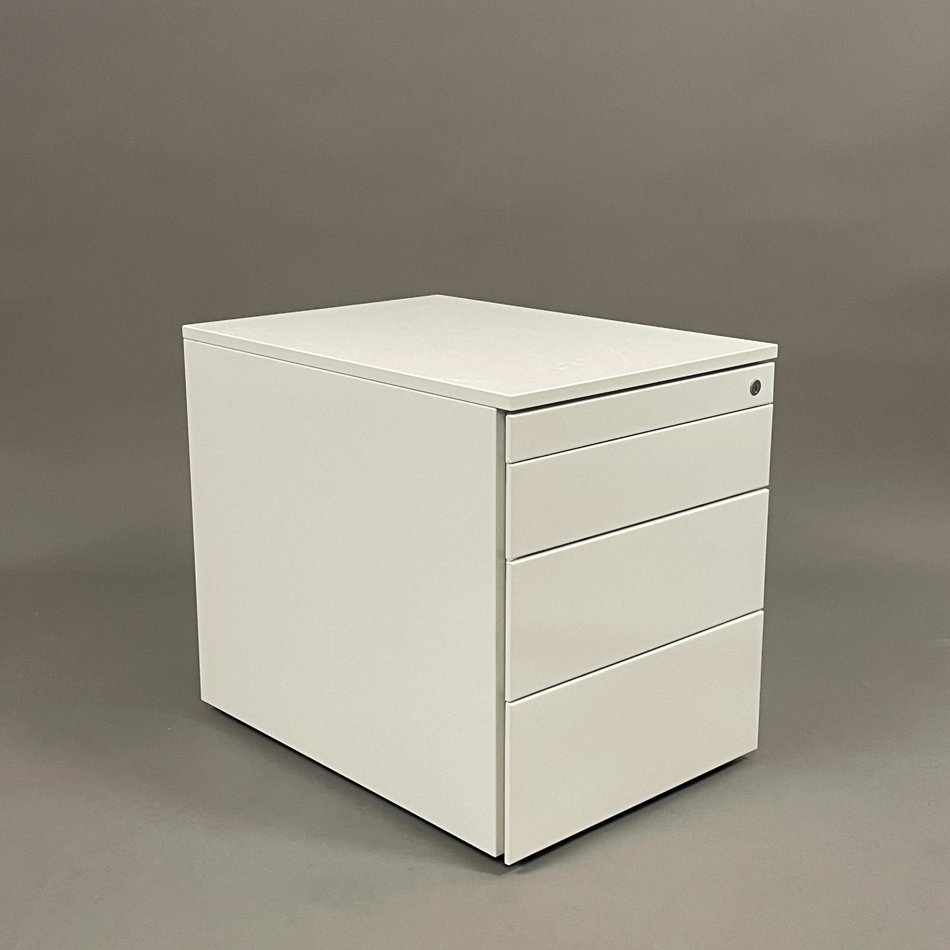 weißer Steelcase Rollcontainer mit 4 abschließbaren Schubladen und kompakten Maßen 50x42x60cm
