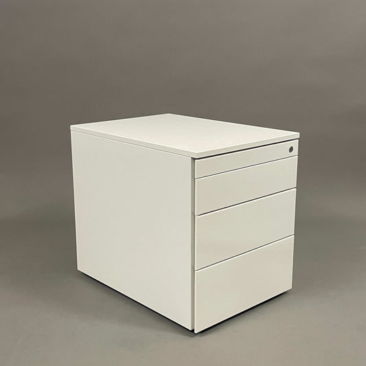 weißer Steelcase Rollcontainer mit 4 abschließbaren Schubladen und kompakten Maßen 50x42x60cm