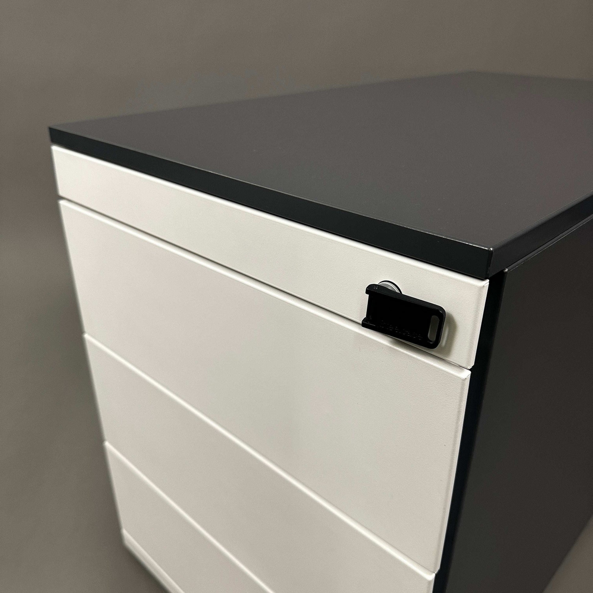 Steelcase Rollcontainer anthrazit weiß 4 Schubladen abschließbar aus lackiertem Stahlblech