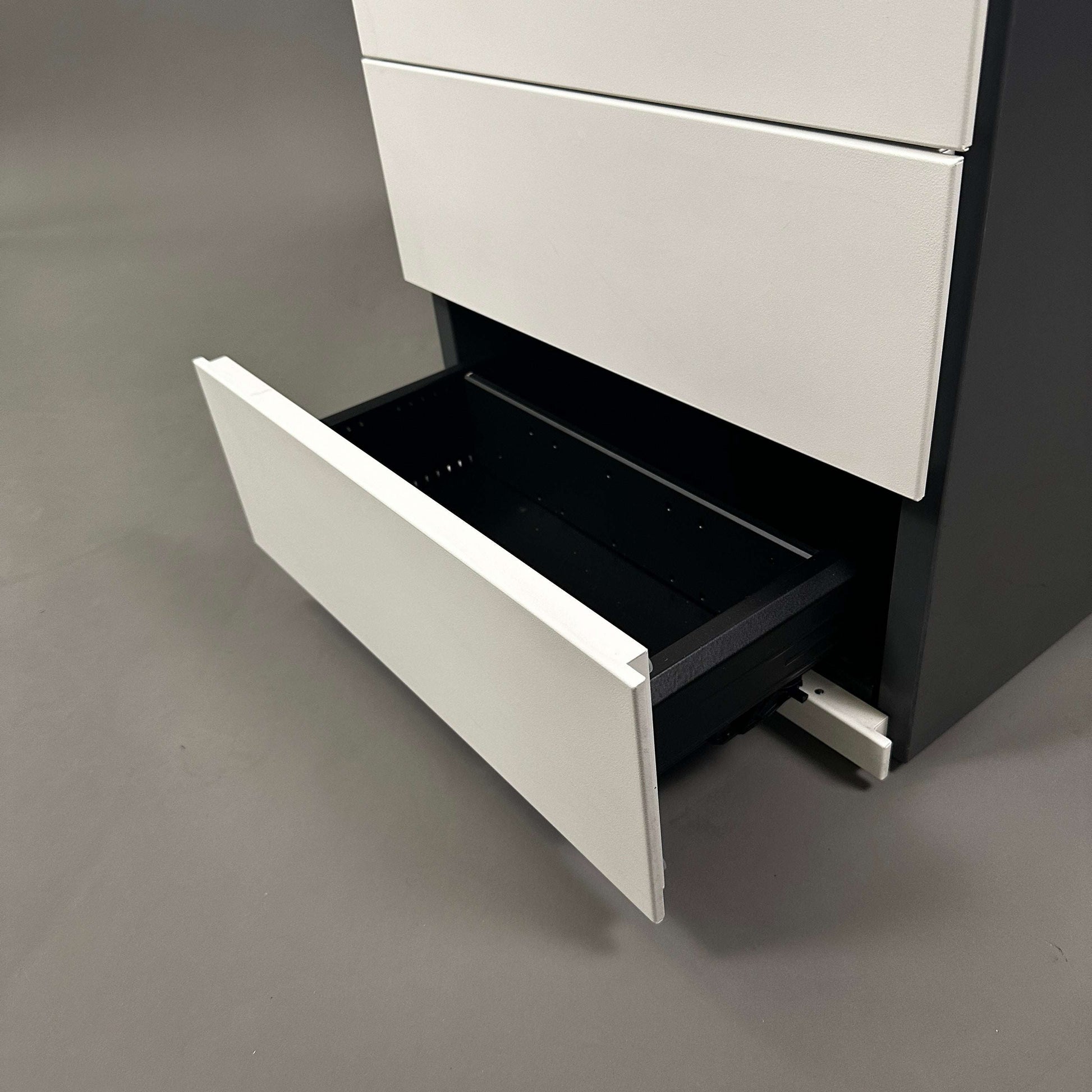 Steelcase Rollcontainer mit vier weißen Schubladen aus anthrazit lackiertem Stahlblech, eine Schublade geöffnet