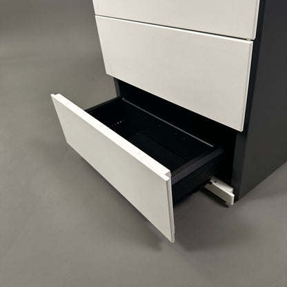 Steelcase Rollcontainer mit vier weißen Schubladen aus anthrazit lackiertem Stahlblech, eine Schublade geöffnet