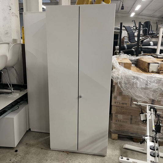 Gray Steelcase Schrank with black shelves, dimensions 80x191x46 cm, closed cabinet in storage room