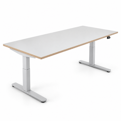 Elektrisch höhenverstellbarer Steelcase Schreibtisch 180x90 cm mit weißer Tischplatte und markanter Multiplexkante.