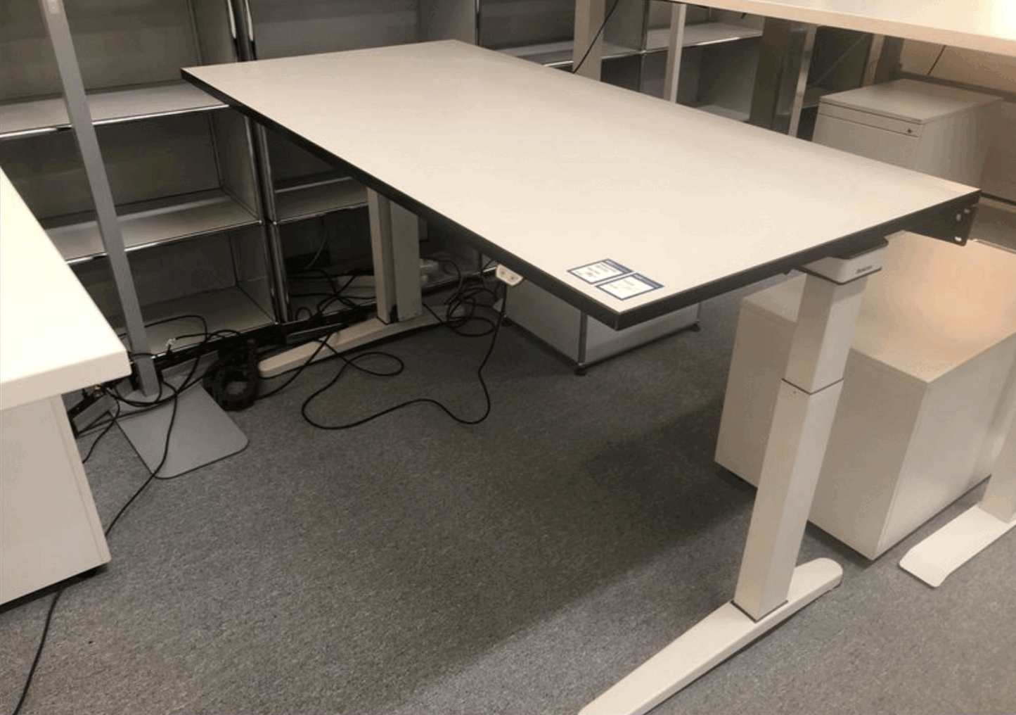 Steelcase Schreibtisch electric height adjustable desk 160x80cm in snow melamine with cable management accessories