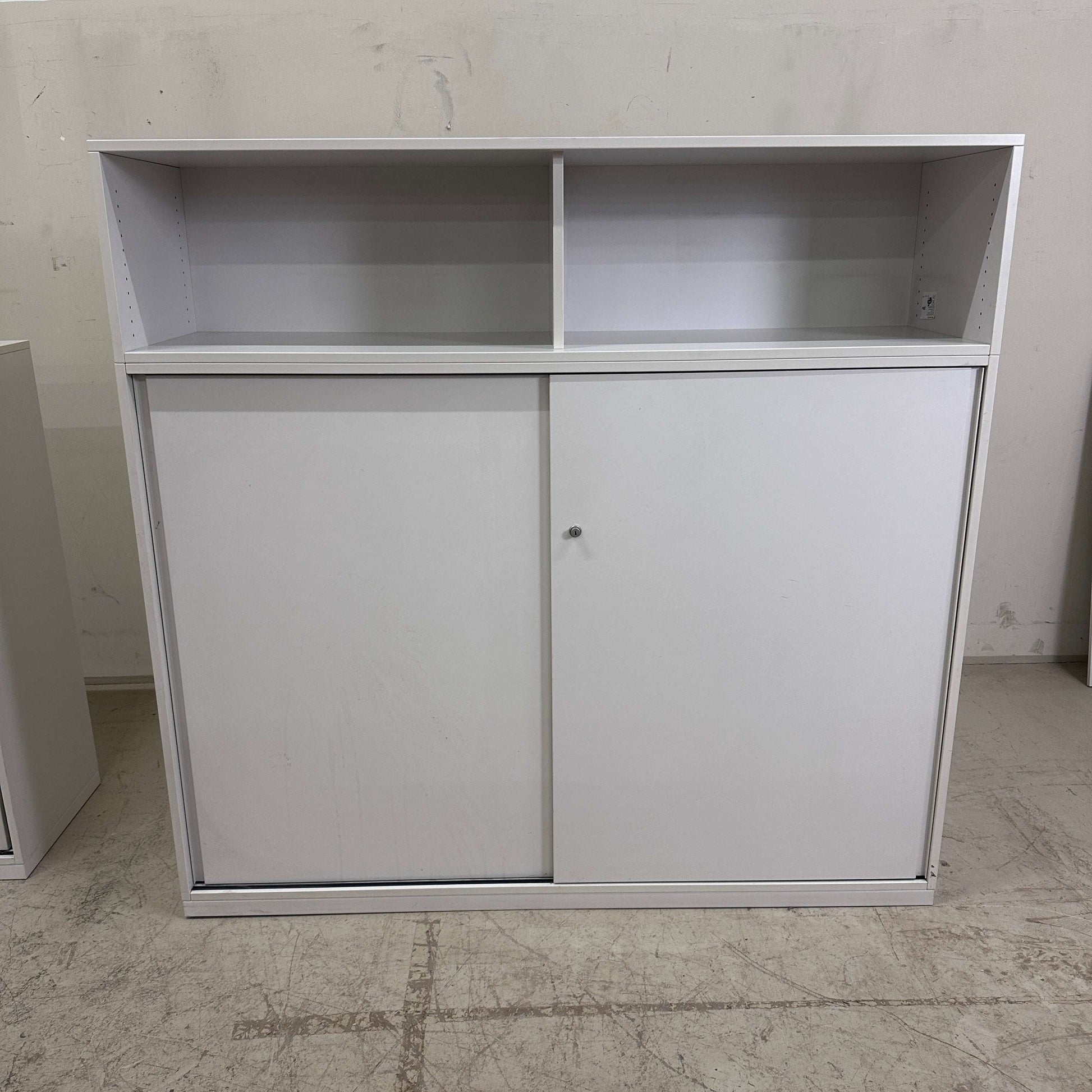 Steelcase Sideboard lichtgrau mit abschließbaren Schiebetüren und Metall-Einlageböden