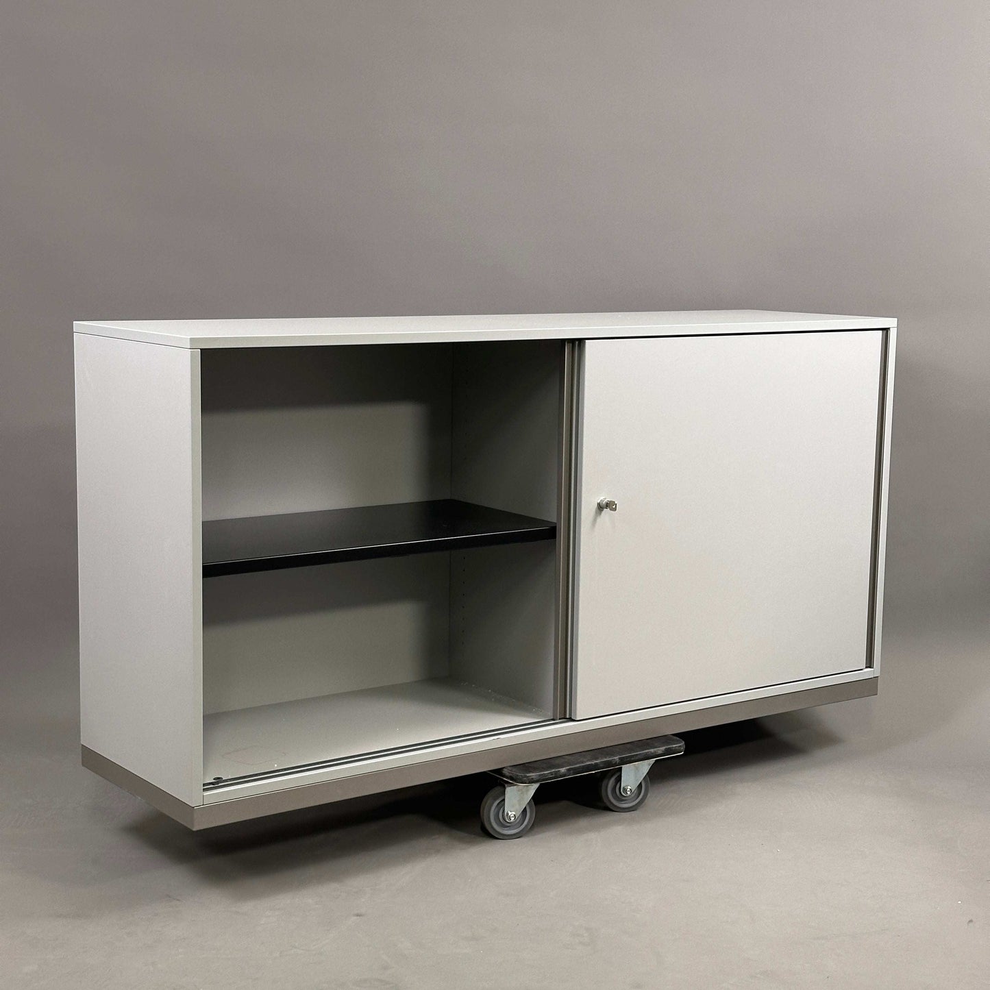 Steelcase Sideboard 2OH lichtgrau mit abschließbarem Fach und Metall-Einlageböden, 160x79x43 cm