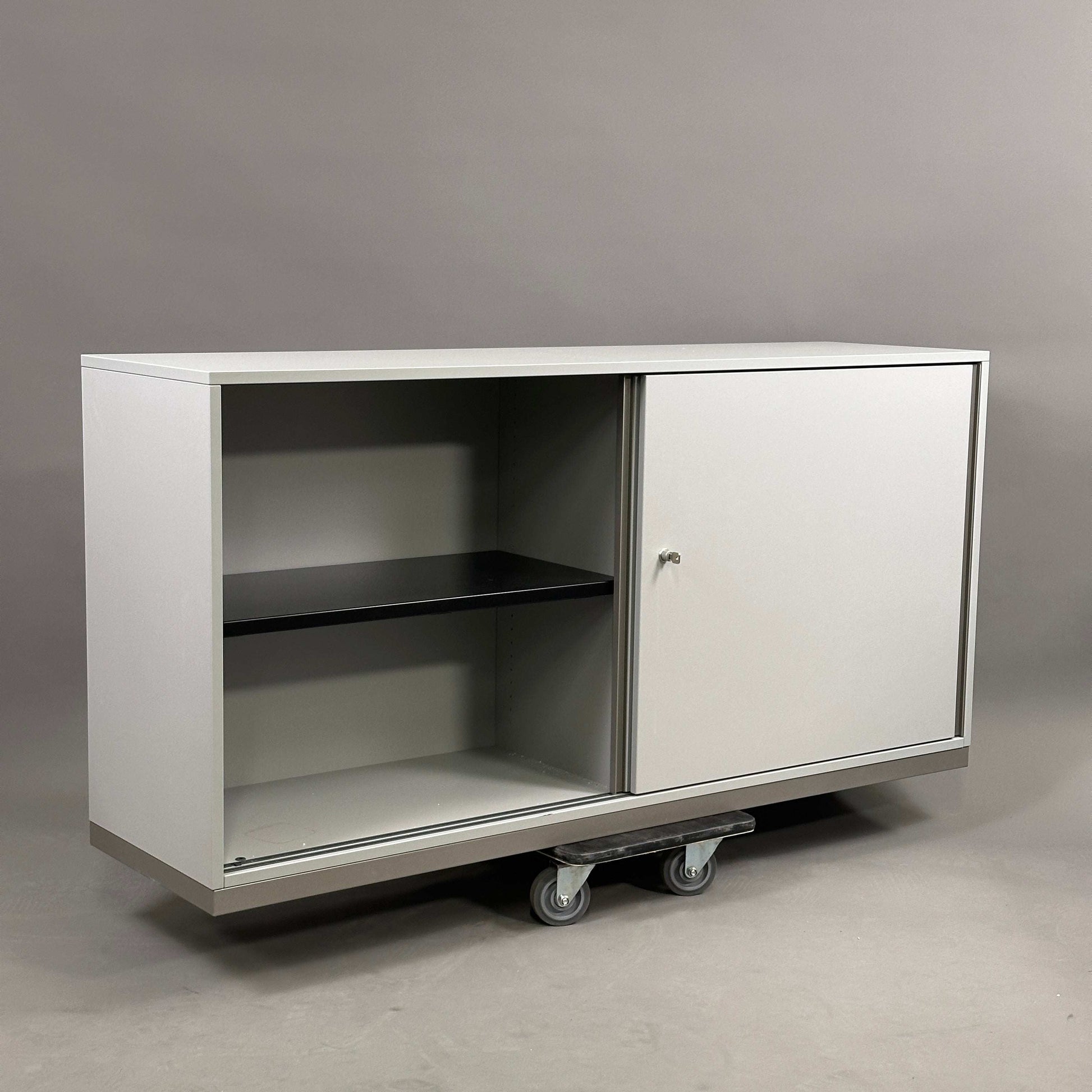 Steelcase Sideboard 2OH lichtgrau mit abschließbarem Fach und Metall-Einlageböden, 160x79x43 cm